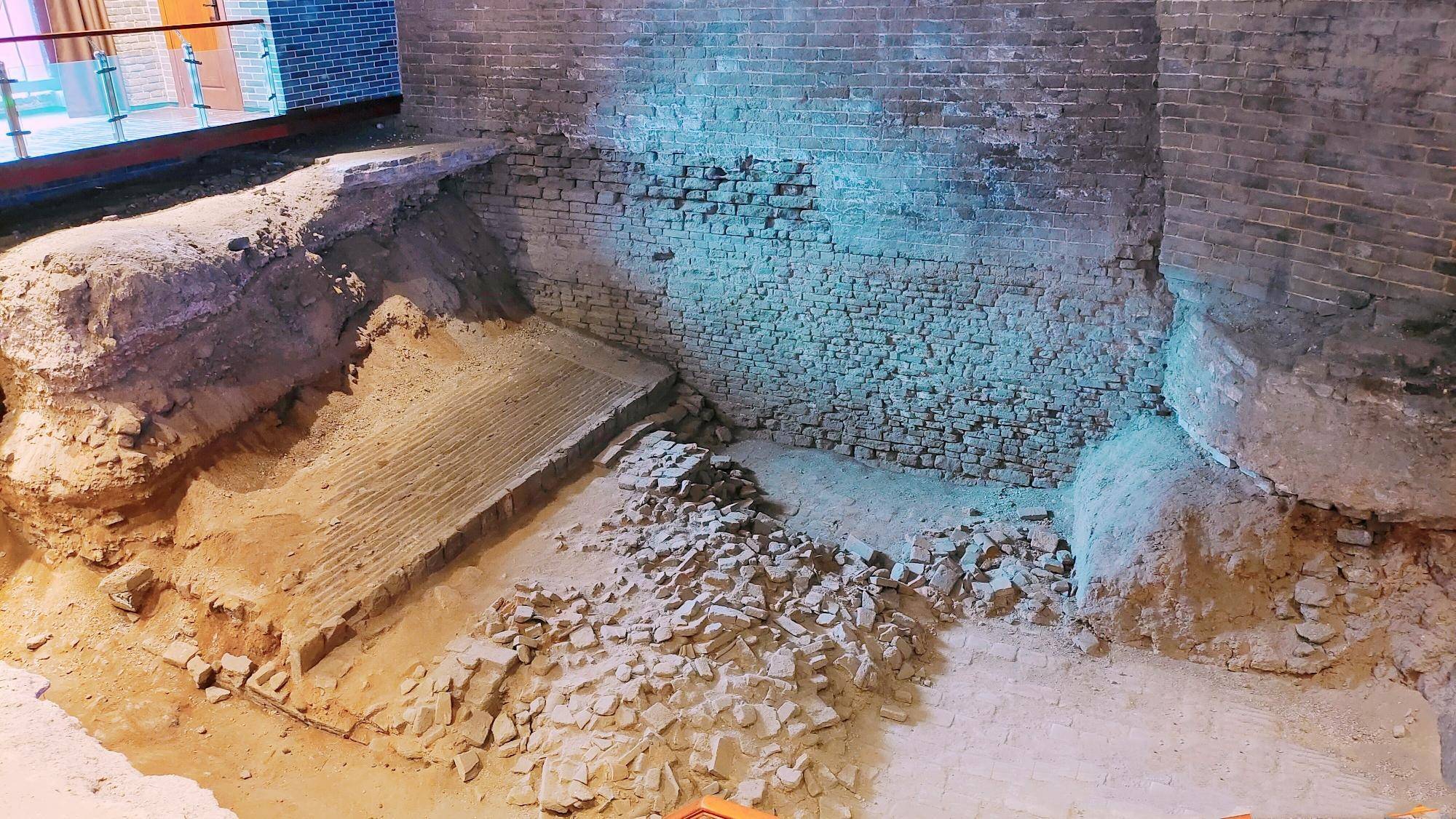 “城摞城”的开封城墙，已有2300年历史，专家发现下面还埋着5座