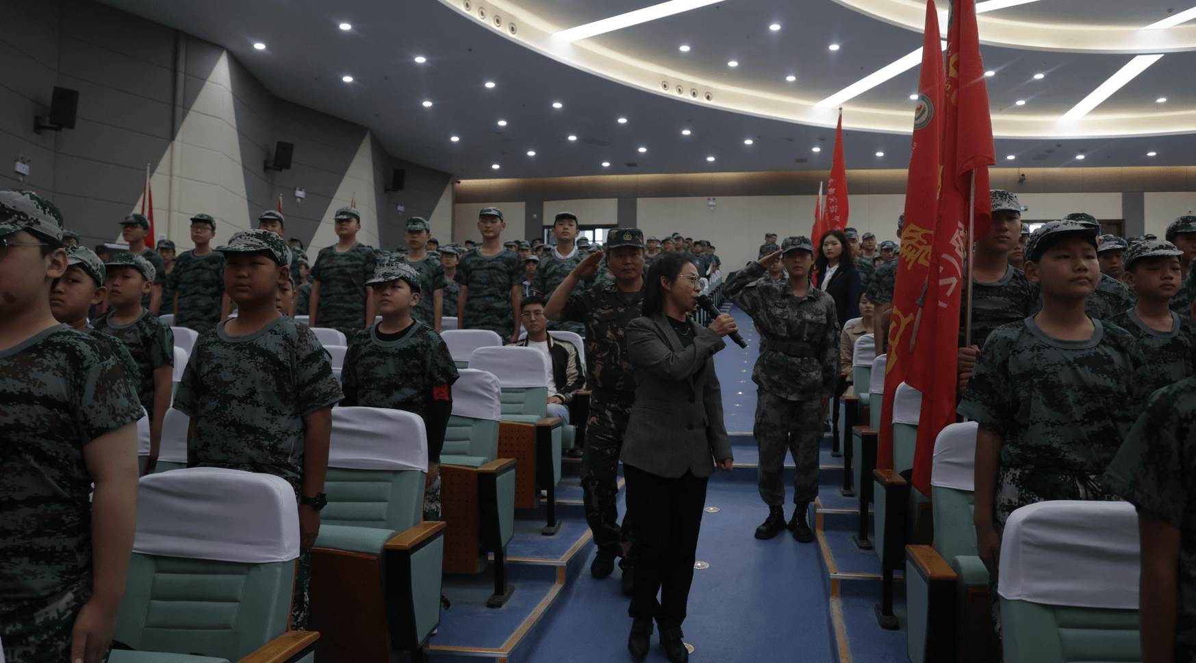 鸭河工区南都实验中学初中部举行军训结营仪式_赵建珍_李卓民_邰大栓