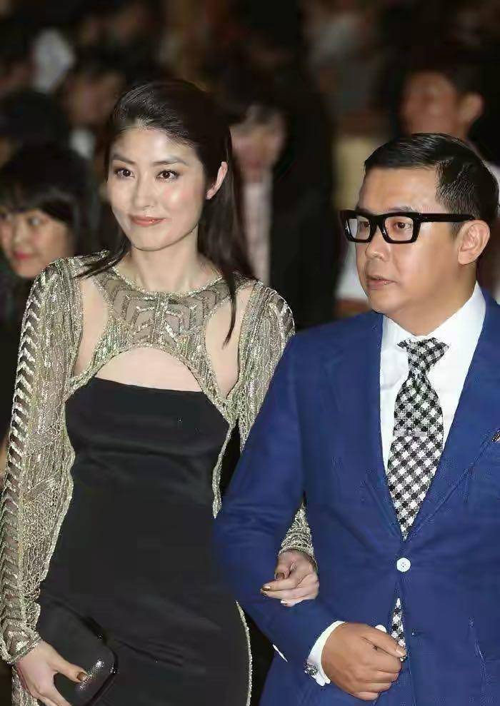 被173身高的陈慧琳惊艳了,穿金色铠甲连衣裙配大背头,简直a到爆_设计