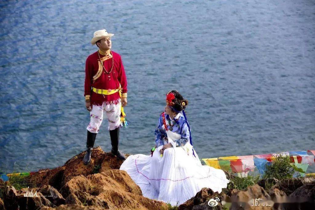 麻布裤上也有些许花纹,鞋子多为长筒皮靴或布靴,制作简单