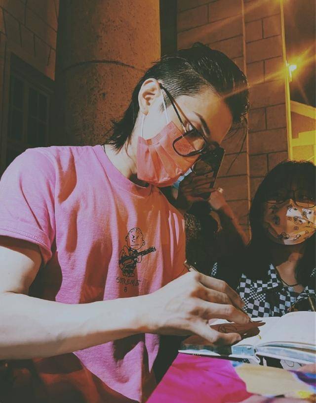 德云花魁关九海穿绿大褂登台,与观众互动不断,整个剧场热度十足_演出