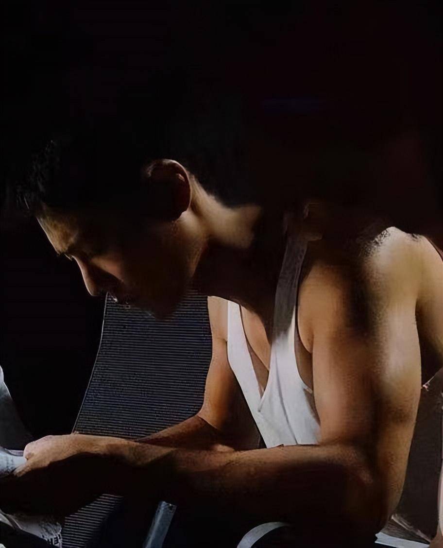 肖战晒泳池大片,大玩"湿身诱惑",裸露胸肌背肌,这身材绝了_肖恩肖