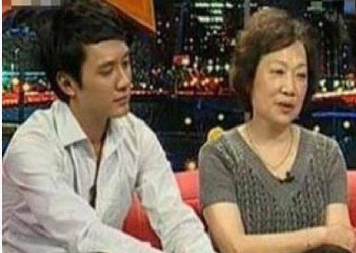 冯绍峰妈妈罕见露面,赵丽颖"六宗罪"曝光,分手真相浮出水面_网友_关系