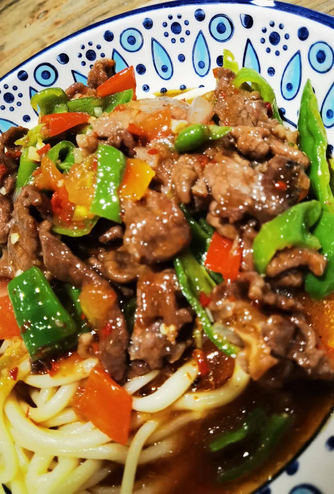 作为一名伊犁人来说,每到中晚餐吃饭点时分拌面和抓饭基本上都在选项