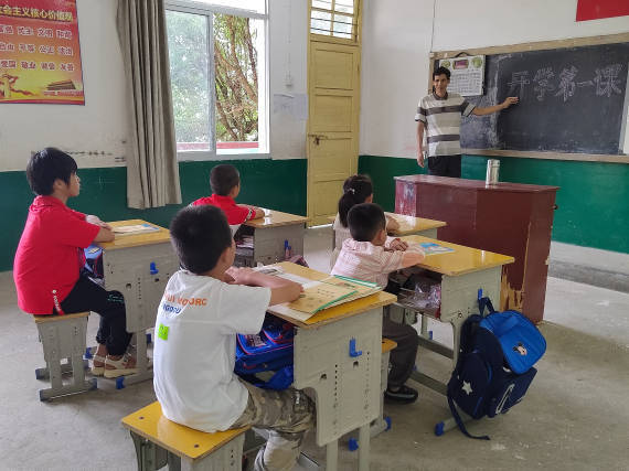 新华全媒+|两个老师五个娃 这所大山里的“微小学”开学了