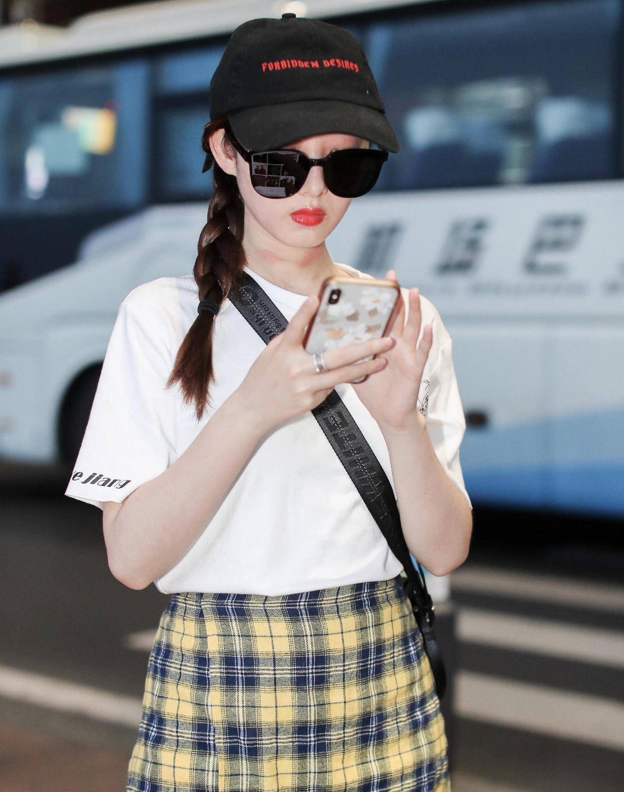 这样的一套穿搭少女心满满让蒋梦婕看起来更加年轻也更有活力