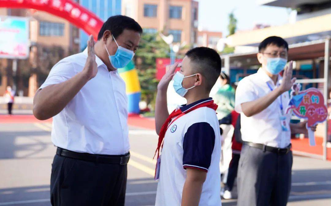 不负校园好时光,在这清爽的季节里,五峰山初级中学全体师生欢聚一堂