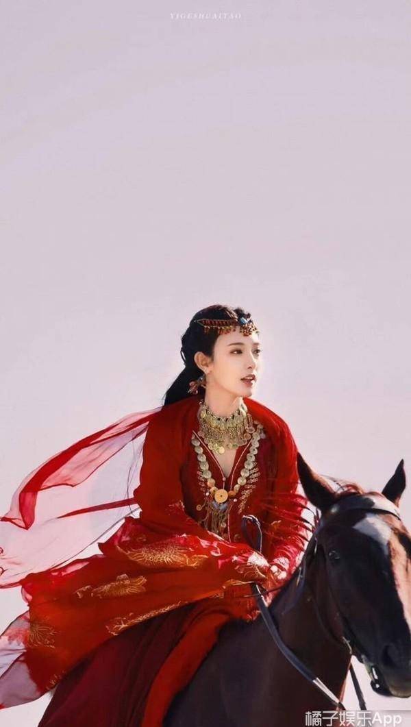 女明星美到出圈的神图大盘点!热巴时尚回眸,倪妮撑伞氛围感拉满