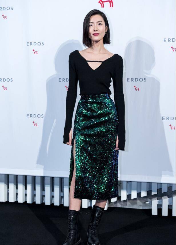 刘雯挺适合穿裹身装,肩直腰细秀"t型"身材,侧身时线条真迷人_时尚