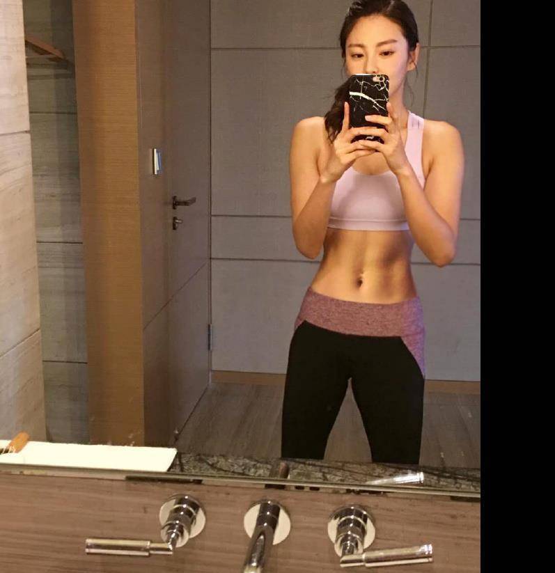 大骨架也能逆袭成"人间水蜜桃",张雨绮的时尚感怎么穿出来的?