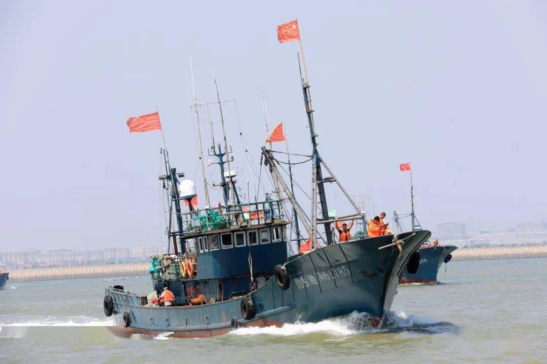 迎接金秋的丰收驶向汪洋大海满载着期待一艘艘渔船加足马力扬帆起航