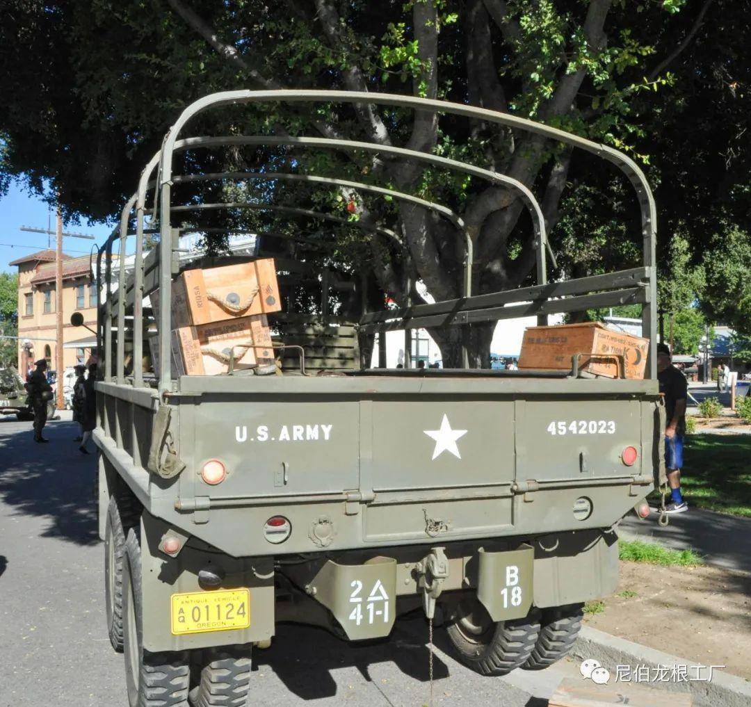 实车鉴赏:二战美军cckw-353军用卡车_驾驶室_设计的_位置