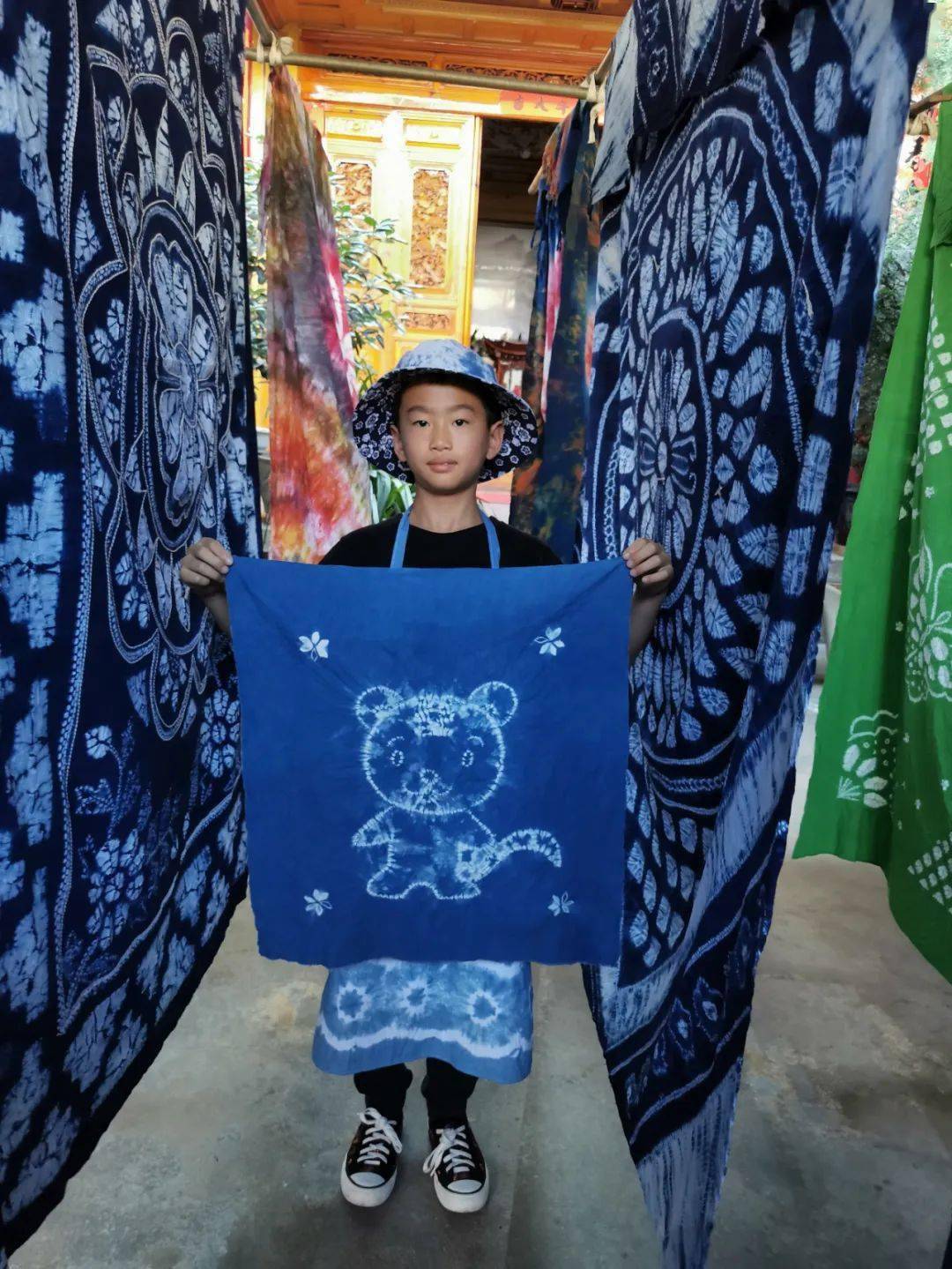 大理白族扎染显示出浓郁的民间艺术风格,一千多种纹样是千百年来白族