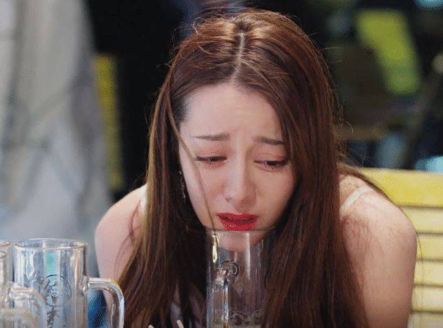 请看她醉酒后下巴装在酒杯里,很真实_表演_女孩_电视剧