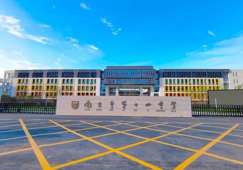 南京市大厂实验幼儿园学校门口曲水落英,校内树木葱茏,园长正在门口