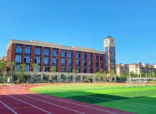 海盐县实验中学海兴校区东邻向阳小学海沙校区,北至武原街道创业路,西
