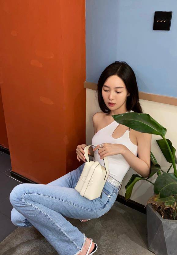赵尧珂太个性,看到她穿"u字背心"都为她担心,最后却出乎意料_时尚
