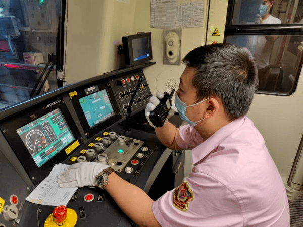 电话闭塞,手摇道岔:非正常状态下地铁如何运行?