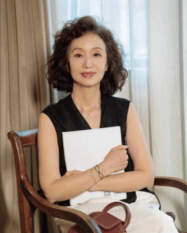 60岁左右发型,50一60岁女人大气发型 60岁女人想有气质不显老,试试这3种"贵妇卷,白头发也适用_卷发_发型