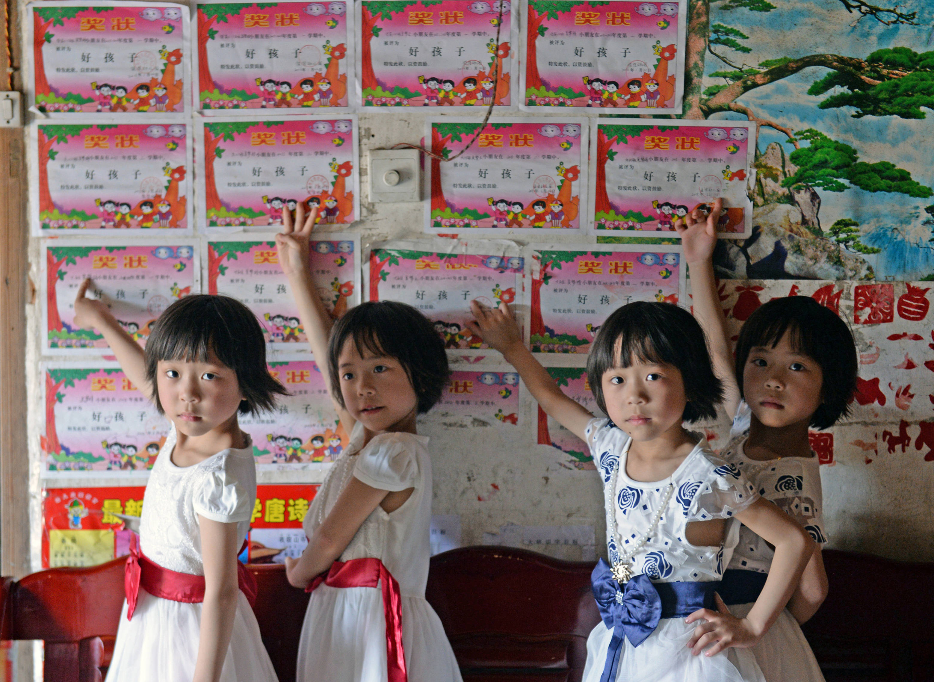 梯田脚下的四胞胎女童健康成长快乐求学_邓丁_女孩_全家福