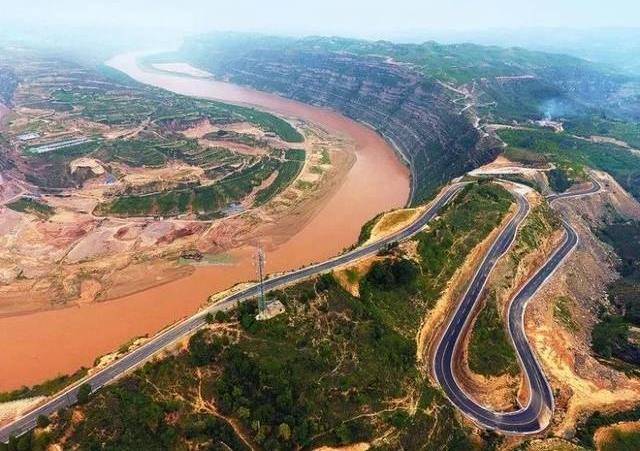 中国的“1号公路”，还是高颜值公路，临水临崖非一般的刺激感！