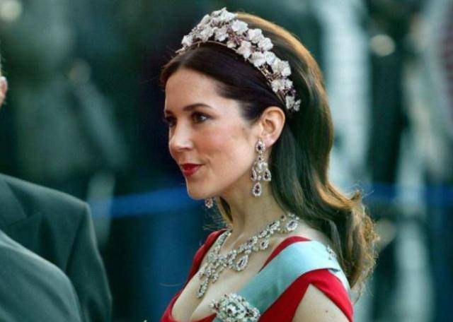 如今年近三十岁的玛丽亚姆公主已经嫁为人妇,而妹妹谢哈克公主也已经