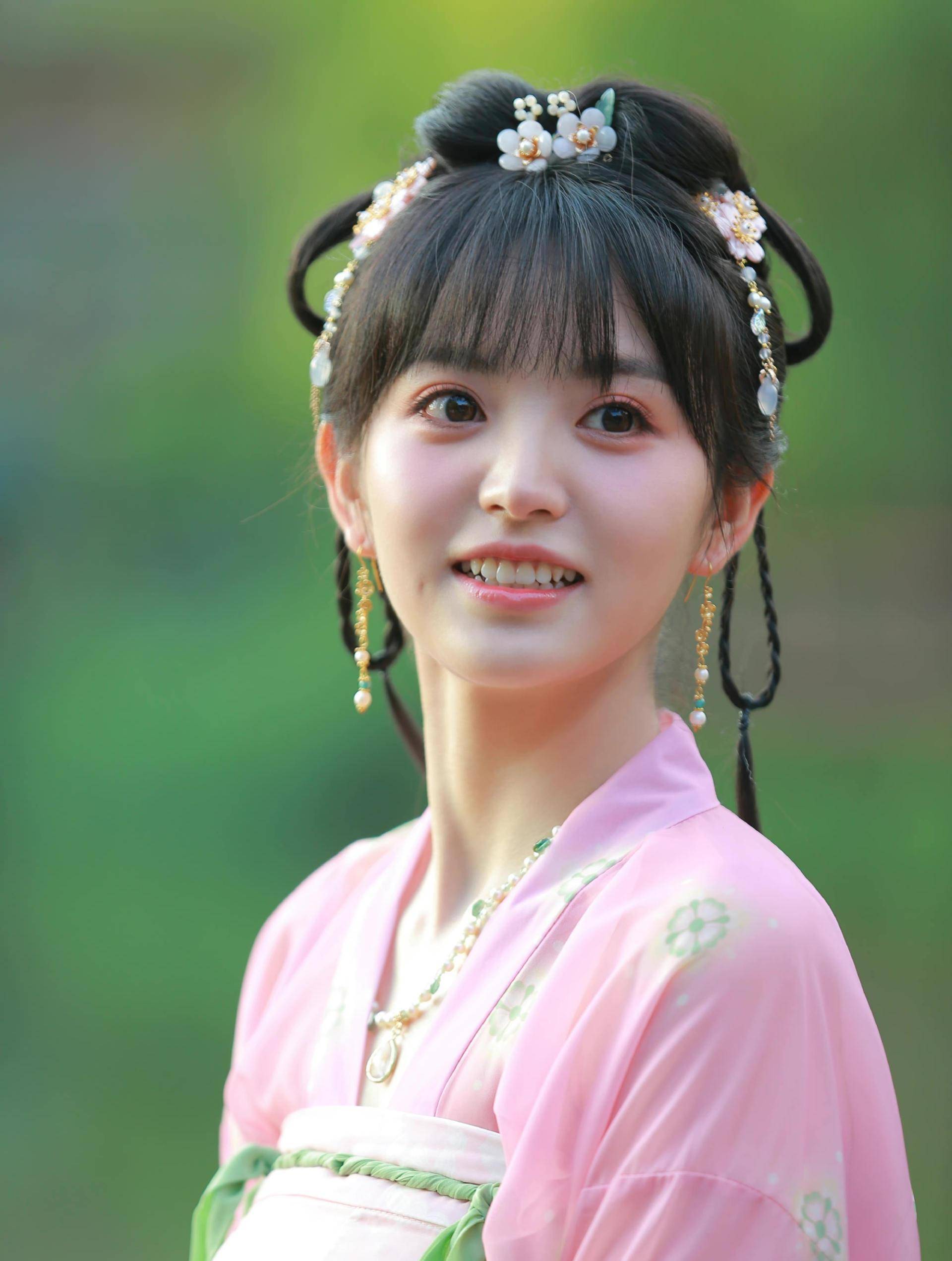 内娱女明星都"卷"到古风写真了,男明星还在求宽容_张予曦_造型_红衣