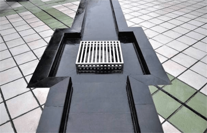 在水落口周围要增设防水涂抹附加层;在无天沟的情况下,屋面落水口位置