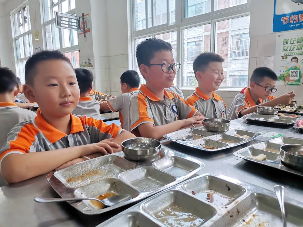 摸排口味,少量添加,记录跟进 江油一学校将"光盘行动"进行到底