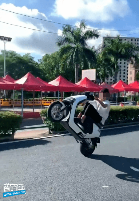 揭阳一地又现"翘头党",车头悬空,双膝跪着秀操作!_未成年人_意识_普宁