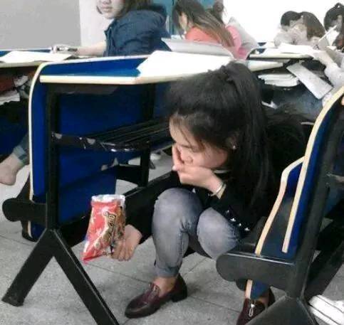 爆笑推荐:女子与店员争执,现场拉了一坨屎直接扔了过去!