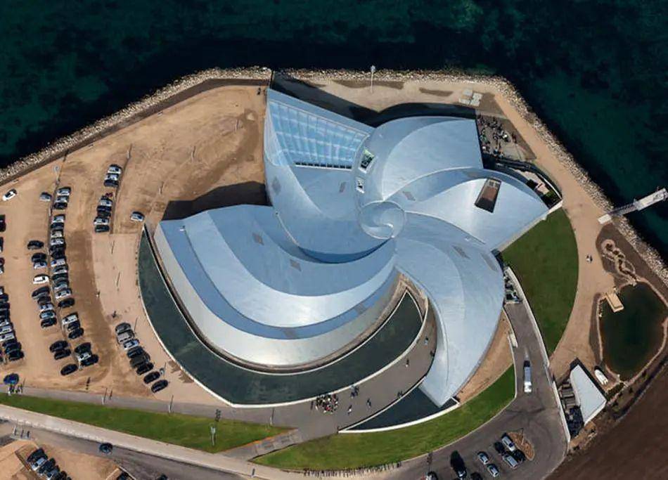 蓝色星球：北欧最大水族馆带您探索大海的秘密