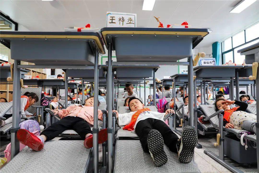 学生午休从"趴睡"变"躺睡"北城小学正式投用了可调节午休课桌椅作为