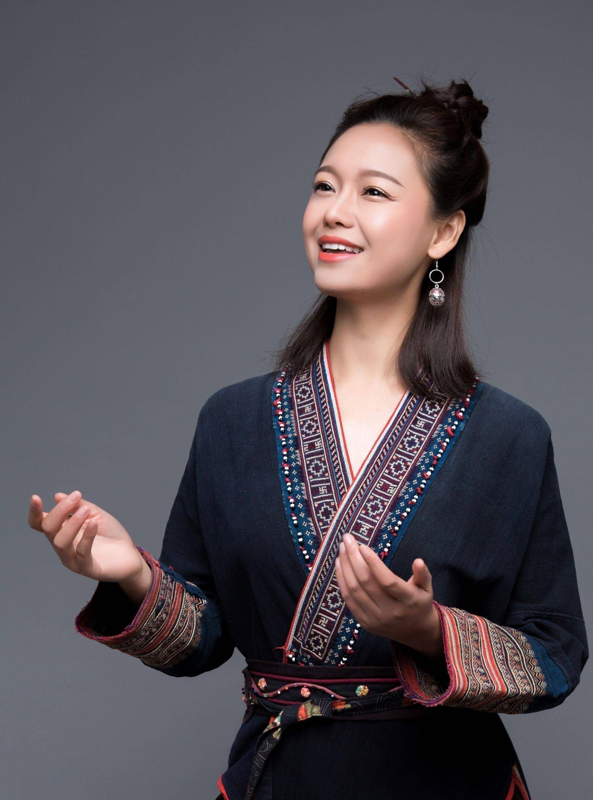 有很多称谓或者头衔:解放军艺术学院艺术硕士,原海政文工团独唱演员