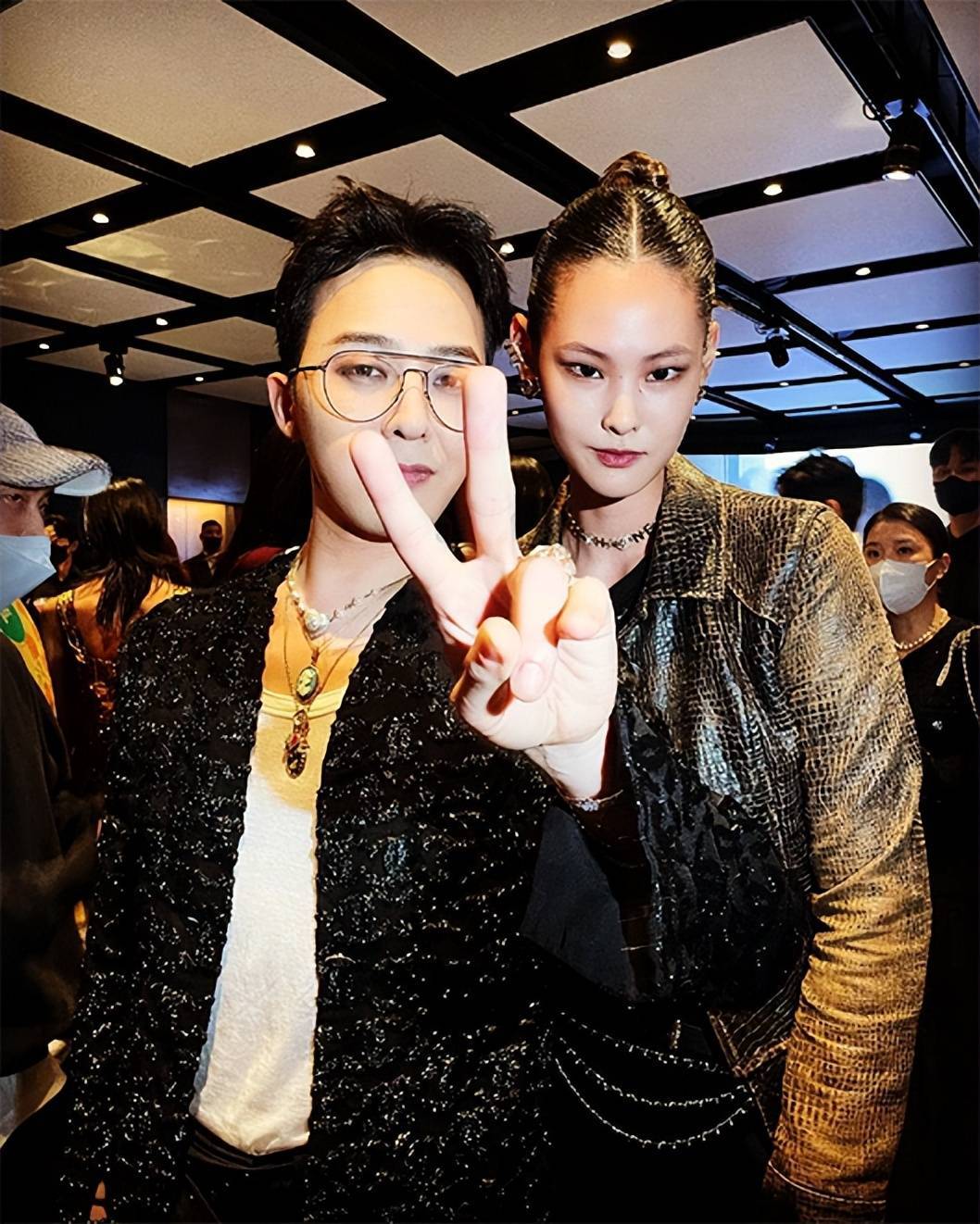 权志龙参加香奈儿活动,短发眼镜造型,网友:贵公子既视感_时尚_镜头