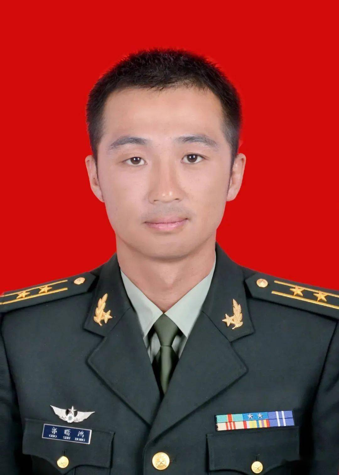 入陆军炮兵防空兵学院,2008年双学位毕业后志愿赴新疆军区某部队服役