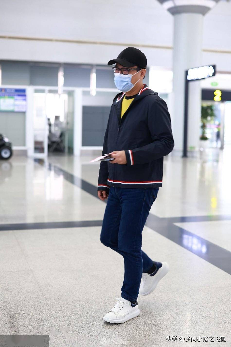 张信哲戴棒球帽现身长沙机场 手拿机票身旁不见工作人员_黄花机场