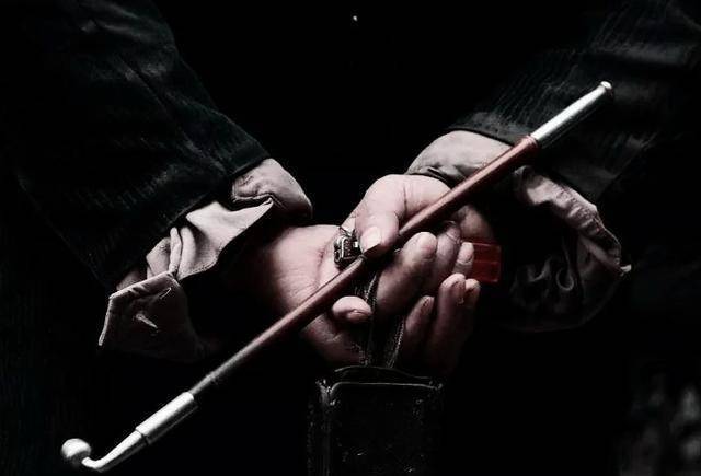 敌兵一软肋,灵机一动,用一招让敌人老老实实不敢反抗_逃兵_烟枪_耿飚