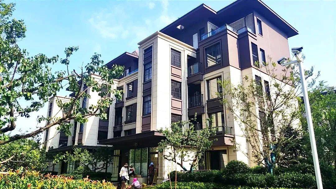 中间是一户平层,但是跃层户型能满足客户需求悦海锦府现在大部分房子