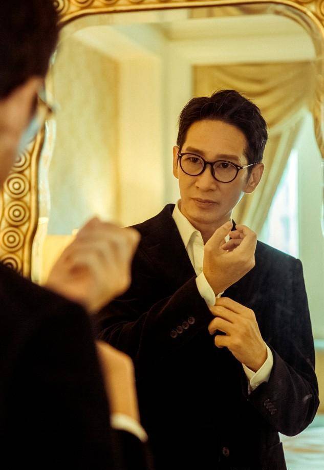 在年龄增长以后,王劲松的肌肉松弛下来,反而显得脸没那么长了,观众的