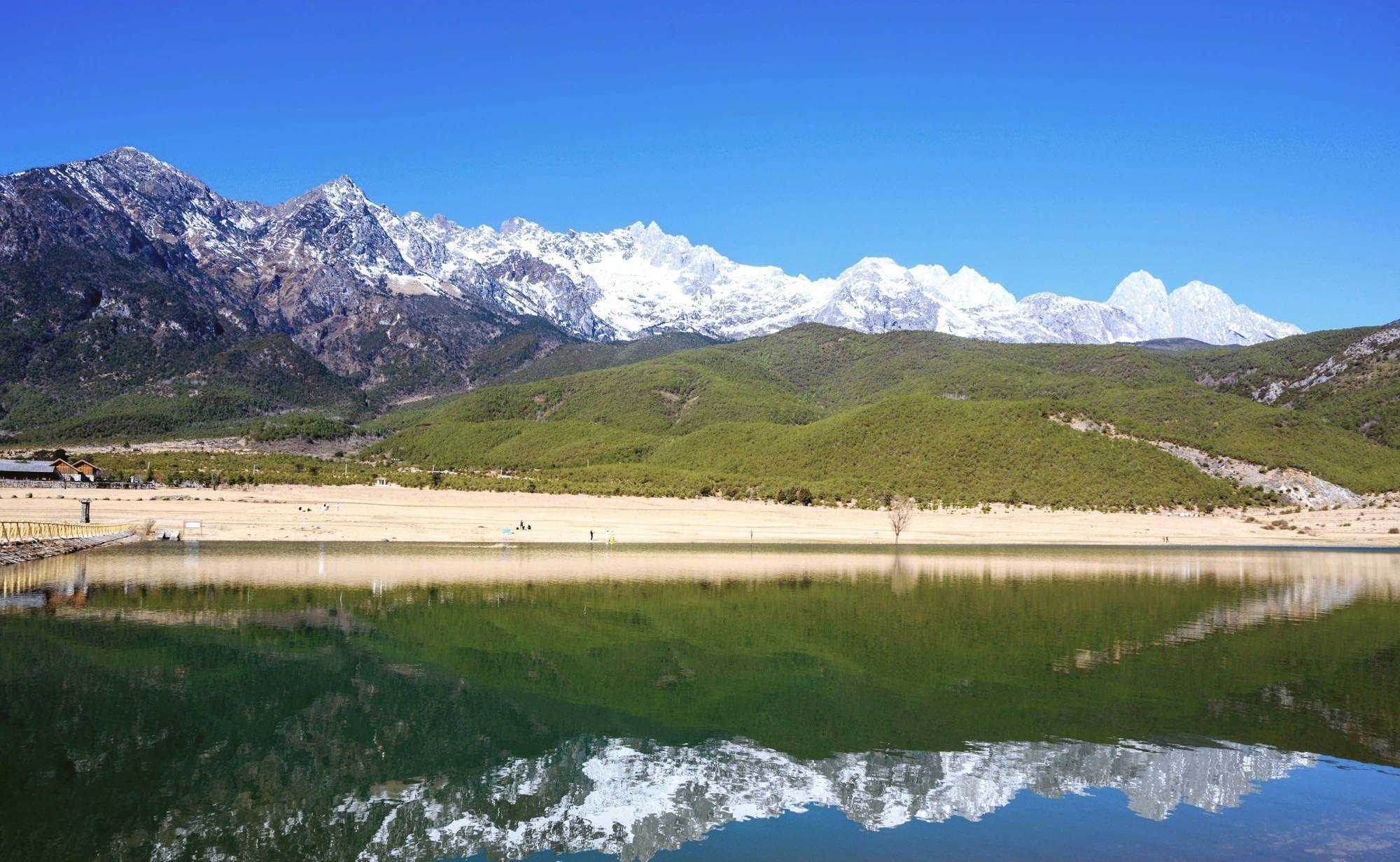 “云南五岳”之一的玉龙雪山，唐朝时被封北岳，是纳西人的神山