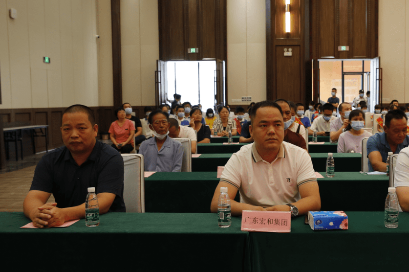 五经富镇党委政府,揭西县大洋教育发展促进会和广东宏和集团相关负责