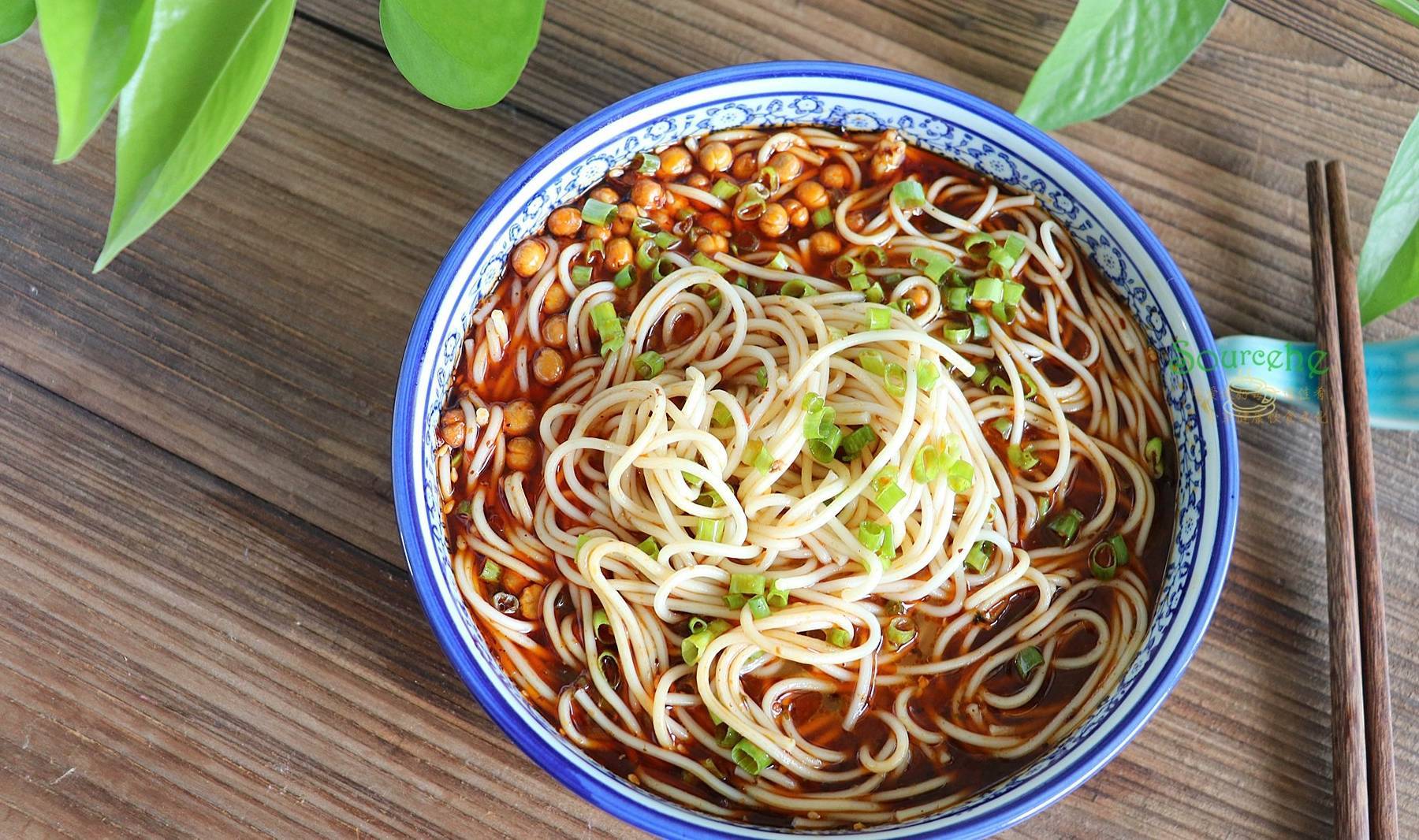 重庆小面,佐料是灵魂,汤料香气扑鼻,面条劲道顺滑,口感独特_黄豆粒_步