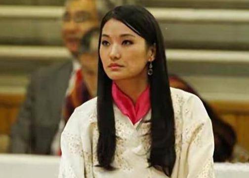 不丹国王有新欢冷落佩玛,最美王后变成"怨妇脸",气质一落千丈_红色