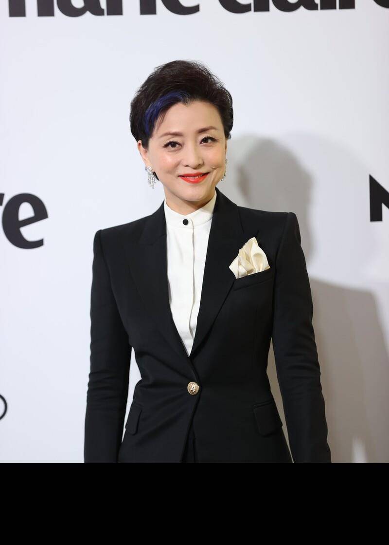 杨澜的气质真挺绝,走到哪里都是主持人的气场,穿着大气得体_西装_裙装