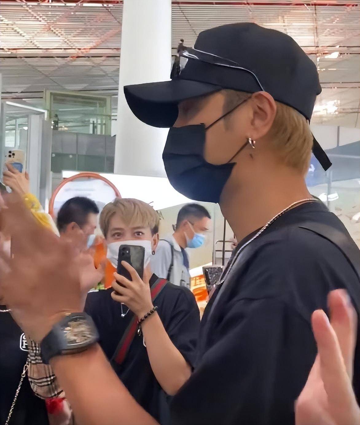 罗志祥戴着帽子很帅,走在机场的时候也不忘脱下帽子变帅.