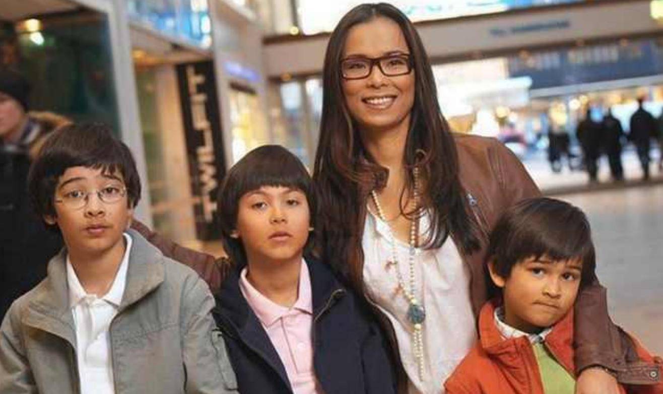 韦唯三个混血儿子很争气,两个考入北大,一个成拳击冠军_孩子_父母