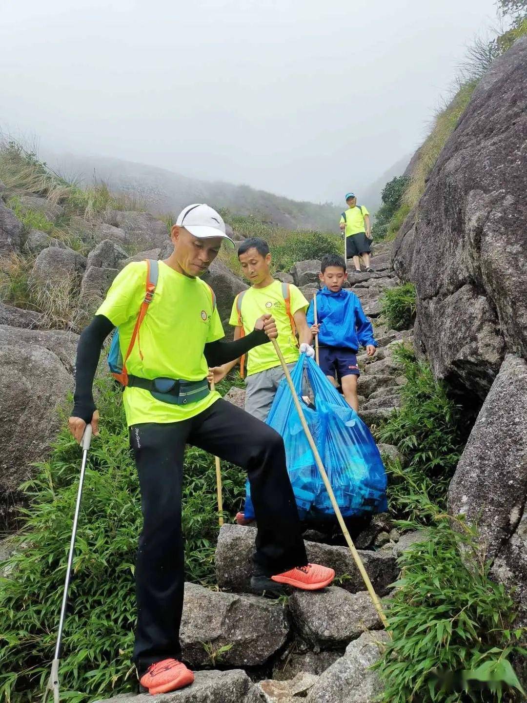 素有赣东屋脊之称的军峰山山峦连绵山高万仞140