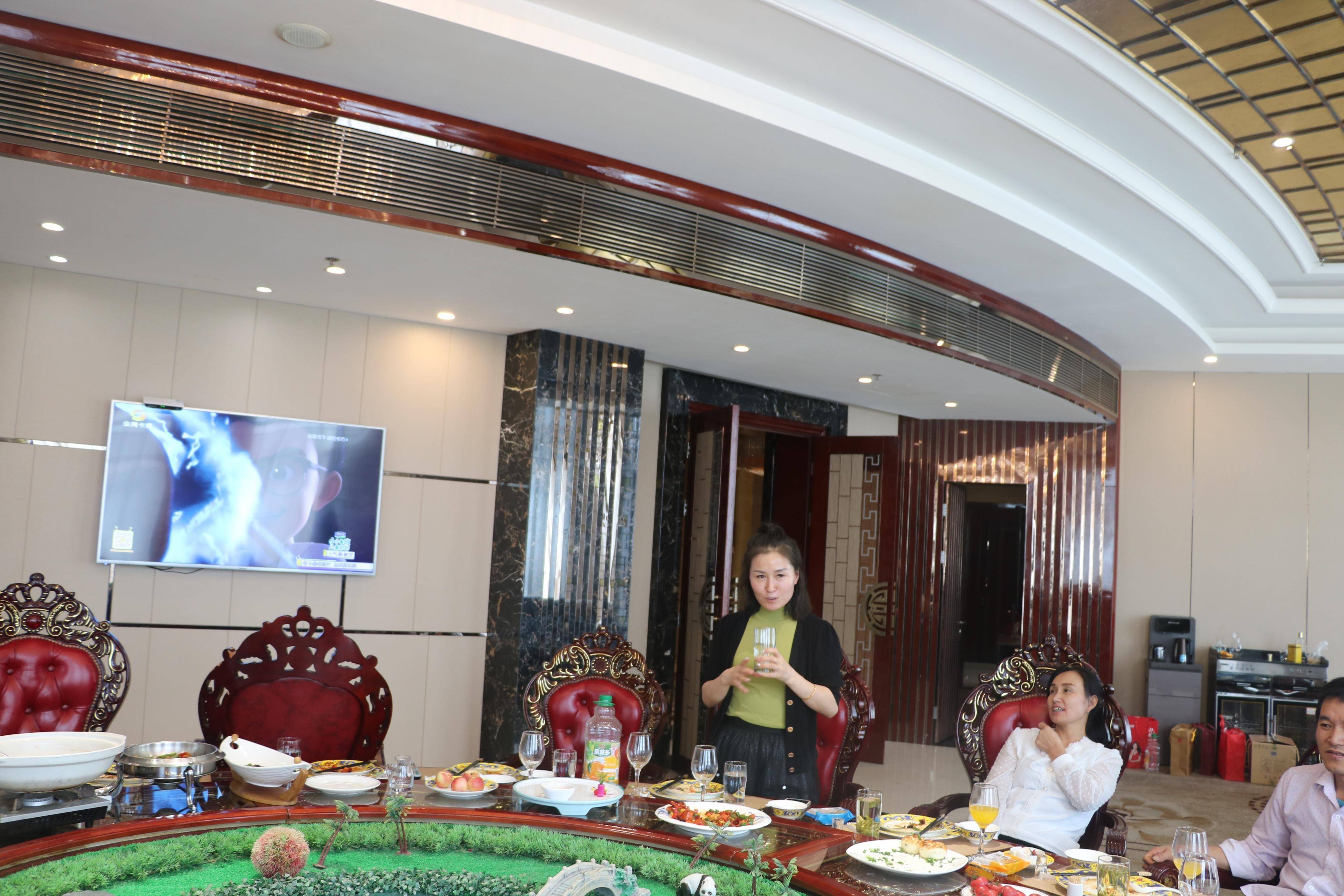 中秋佳节来临之际家庭亲戚们在红泉酒店欢聚一堂_祝福_月饼_明月