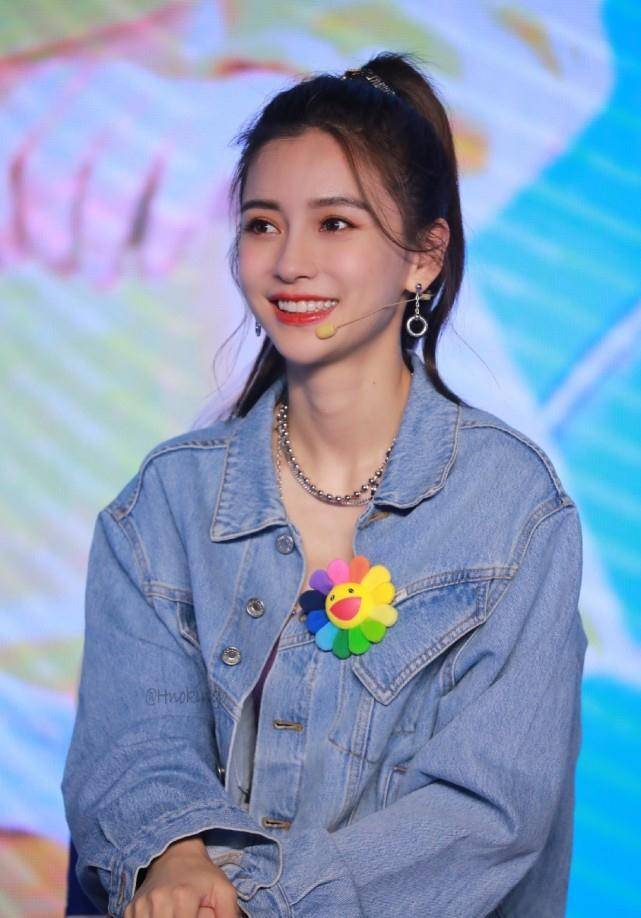 杨颖《奔跑吧》发布会造型释出,穿牛仔套装梳高马尾,少女感十足_衣服
